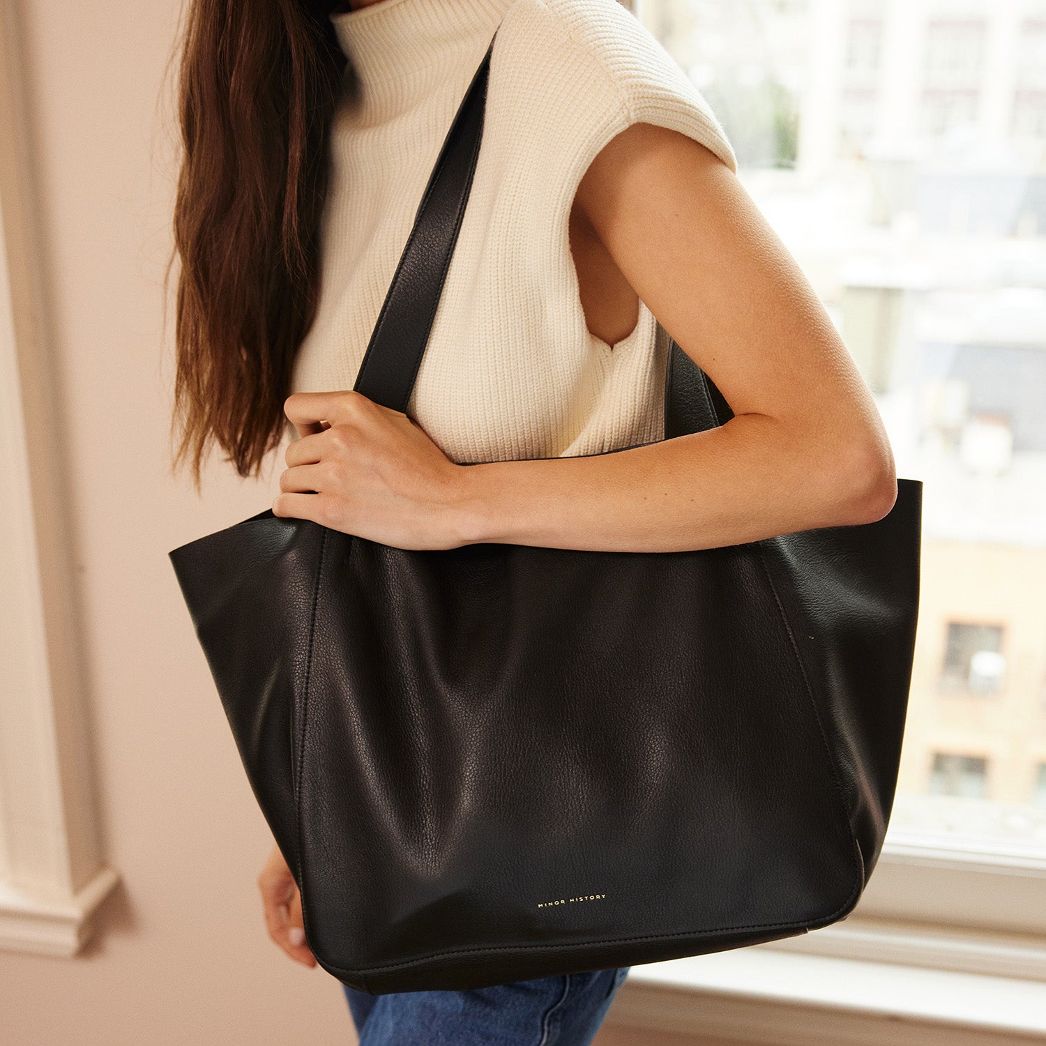 Times Tote in black full-grain leather – sustainable minimalist handbag